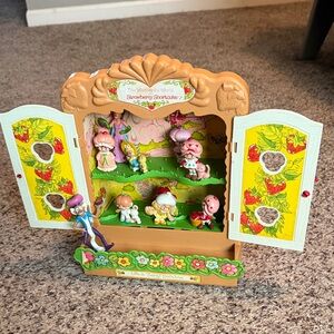 1981 Vintage Strawberry Shortcake Closet